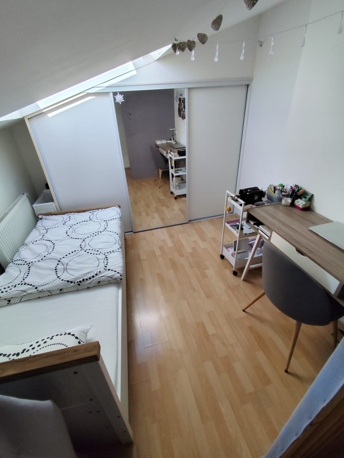 Stylový samostatný pokoj v mezonetovém bytě v centru Brna – Veveří (Jana Uhra), volný od 1. července. — foto 2